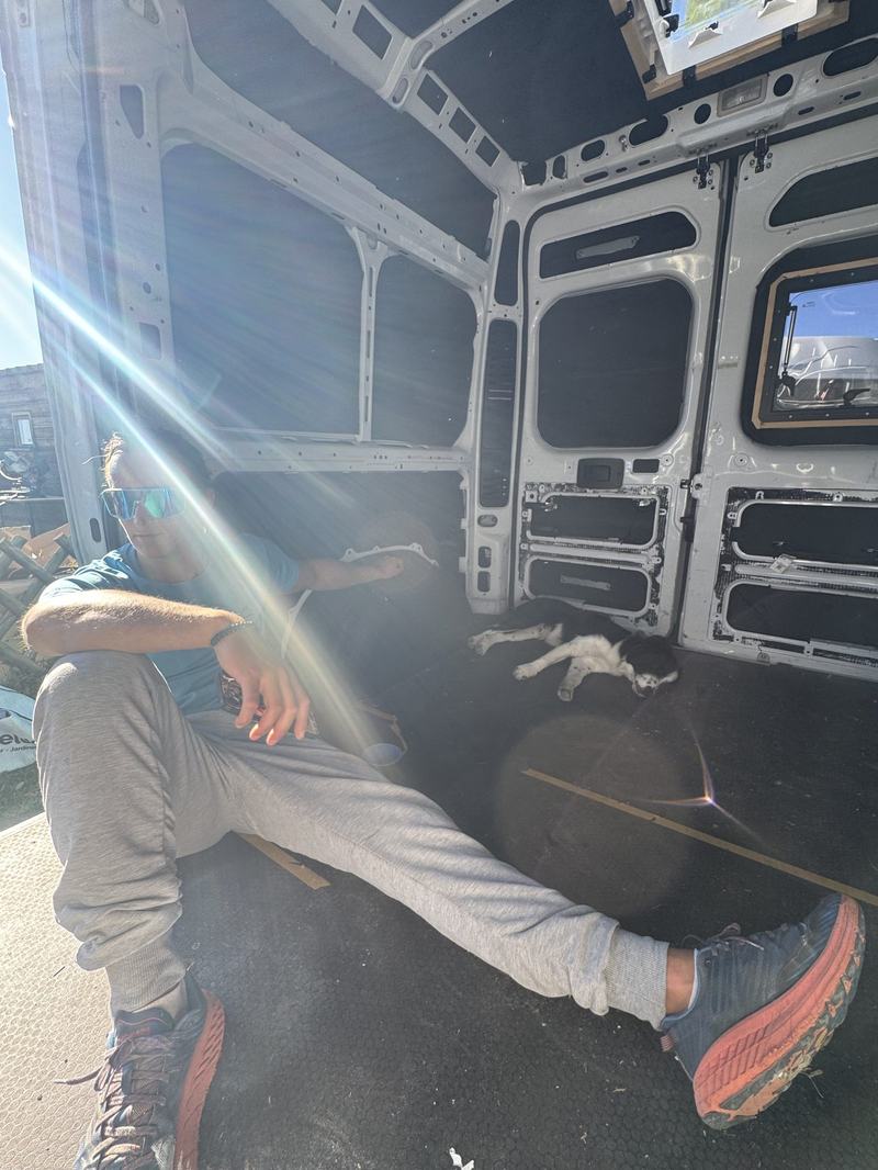 Benoît en pause dans un van en cours d'aménagement